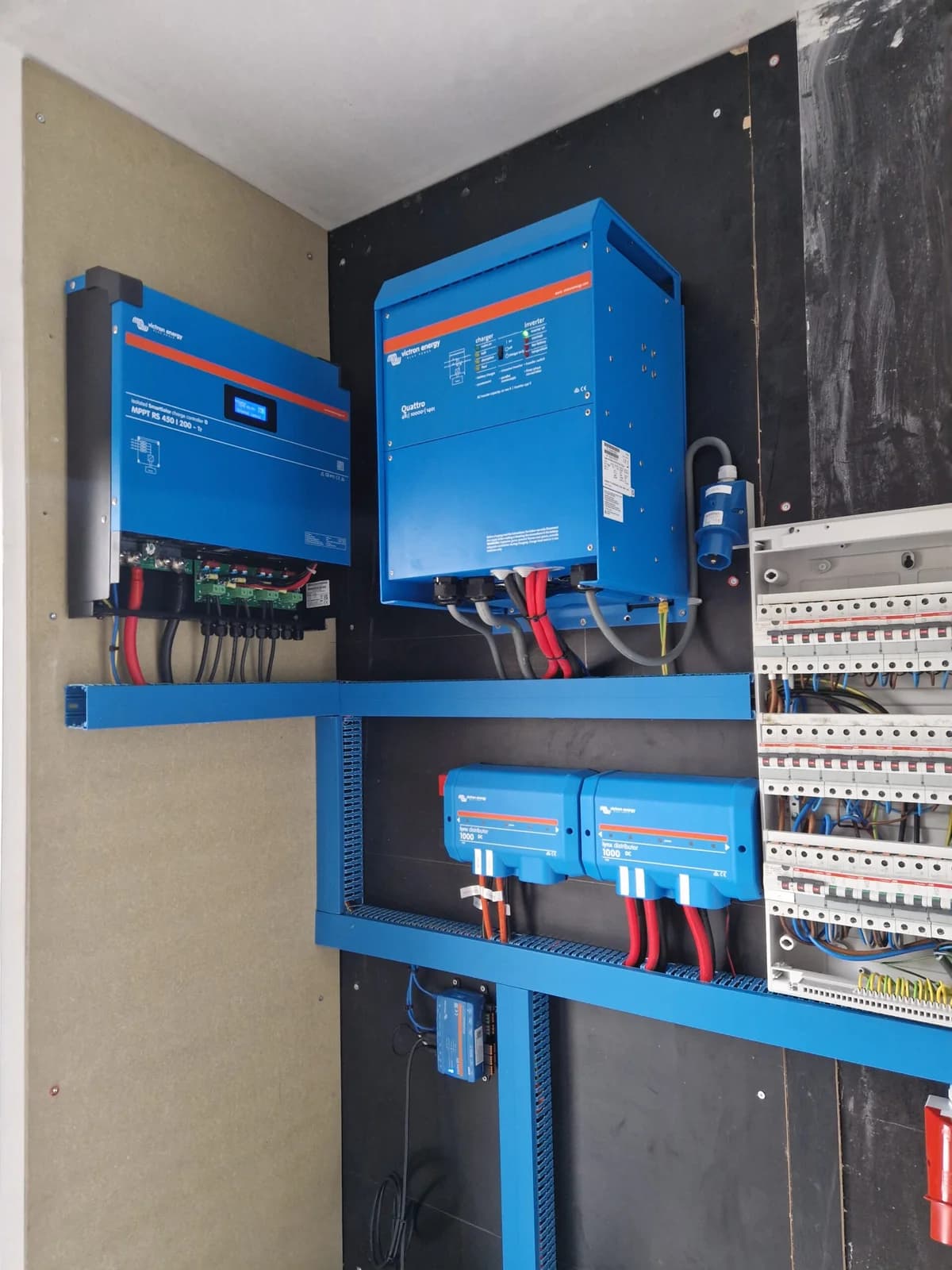 Voorbeeld van een technische binnenopstelling met blauwe Victron-omvormer, laadregelaar en elektrische verdeling