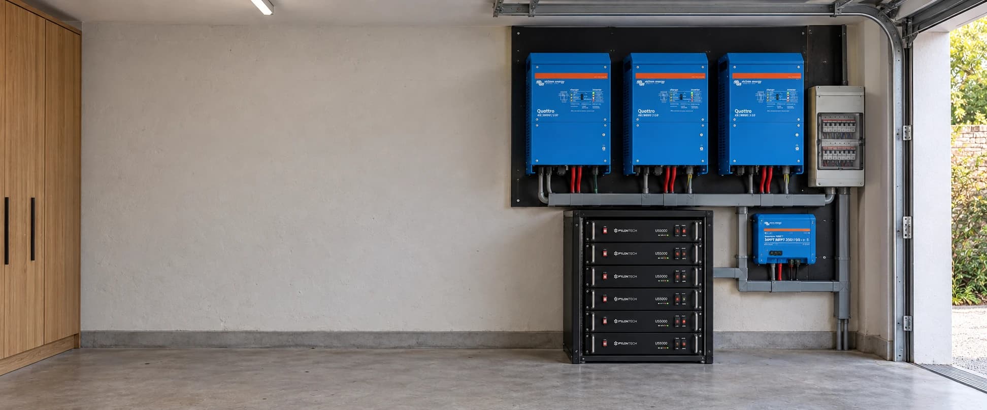 Luxe garage met een netjes geïnstalleerd off-grid systeem met omvormers en batterijopslag